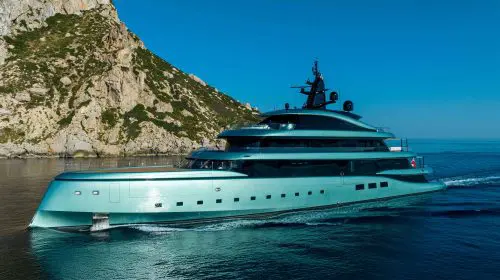 Odisea: Super Yachtul personalizat, cu o lungime de 78 metri, deține o casă de plajă din sticlă
