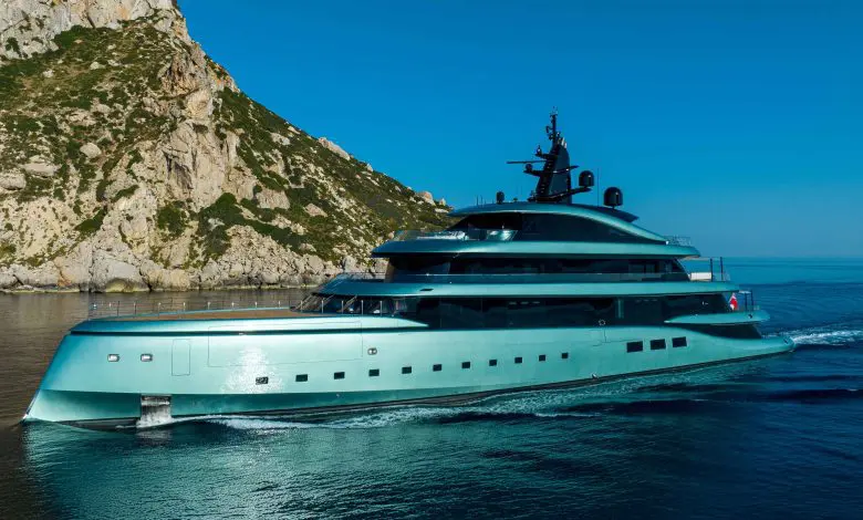 Odisea: Super Yachtul personalizat, cu o lungime de 78 metri, deține o casă de plajă din sticlă