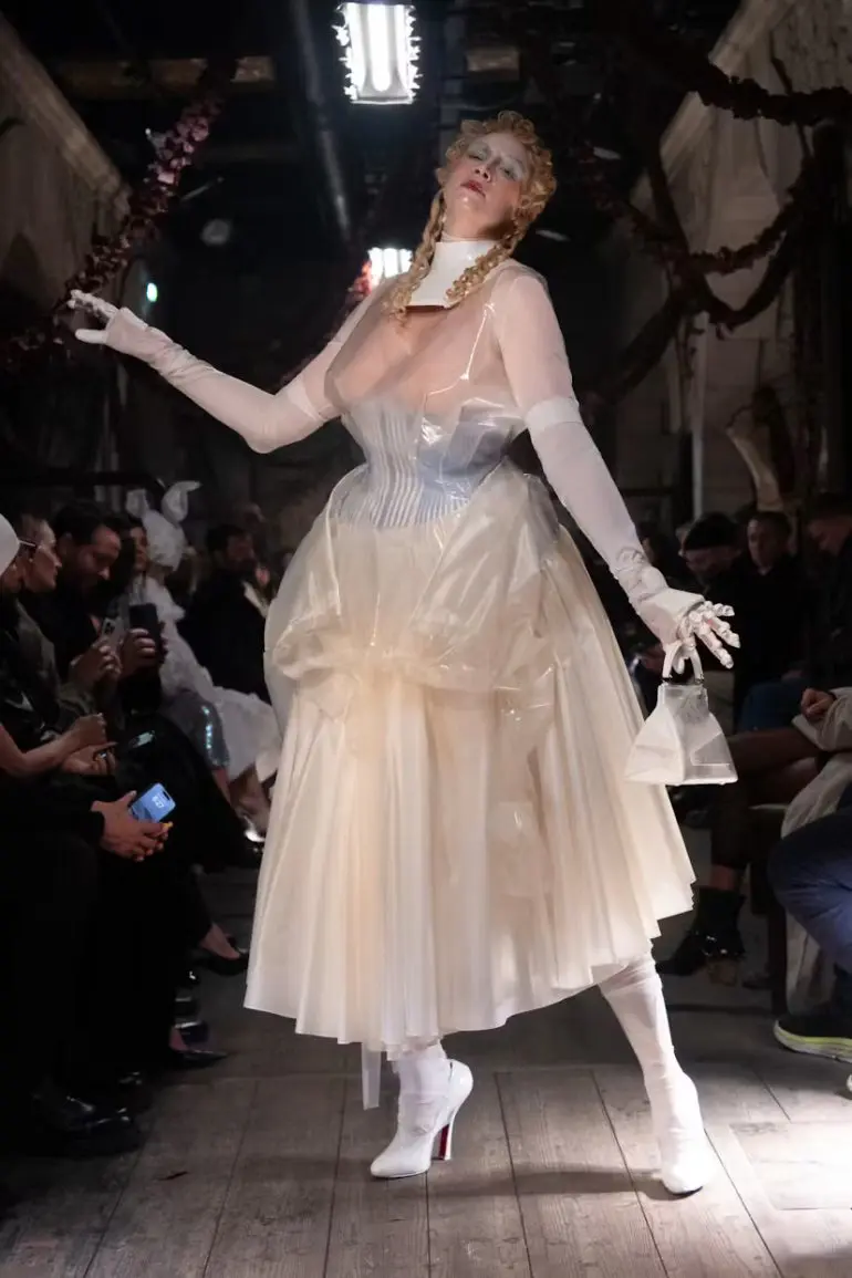 Gwendoline Chriestie în look-ul final al defilării Maison Margiela Artisanal SS24
