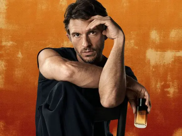 Jonathan Bailey este imaginea parfumului „I Will”, noua esență Giorgio Armani