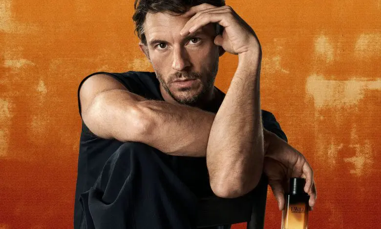 Jonathan Bailey este imaginea parfumului „I Will”, noua esență Giorgio Armani