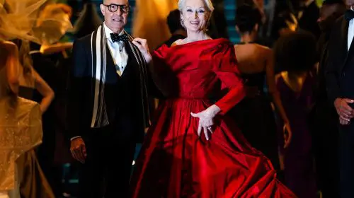 O serie de haine și accesorii din filmul „The Devil Wears Prada 2” vor fi scoase la licitație