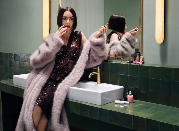 Lily Collins transformă dilemele de stil în comedie cinematografică în noua campanie Zalando