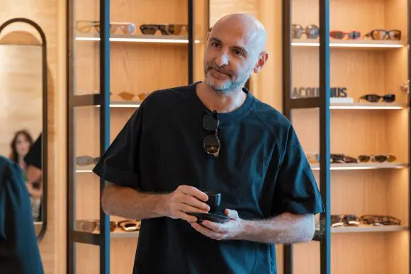 Simon Jablon, creative director Linda Farrow: „Când cineva cumpără un produs de la noi, știe că acesta a fost făcut cu dragoste”