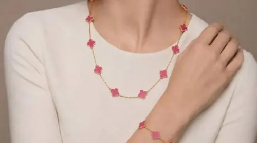 Van Cleef & Arpels reinterpretează colecția Alhambra