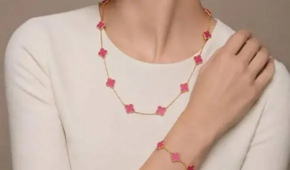 Van Cleef & Arpels reinterpretează colecția Alhambra