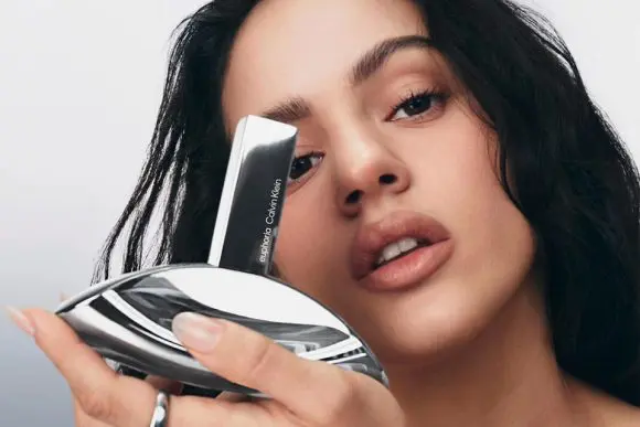 Rosalía revine ca ambasador global Calvin Klein pentru lansarea Euphoria Signature Elixir