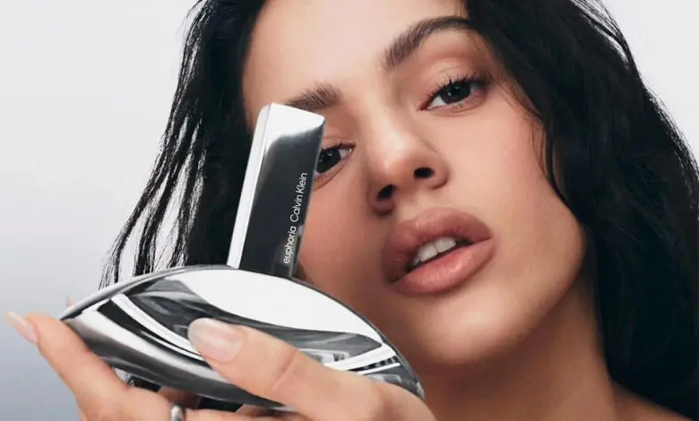 Rosalía revine ca ambasador global Calvin Klein pentru lansarea Euphoria Signature Elixir