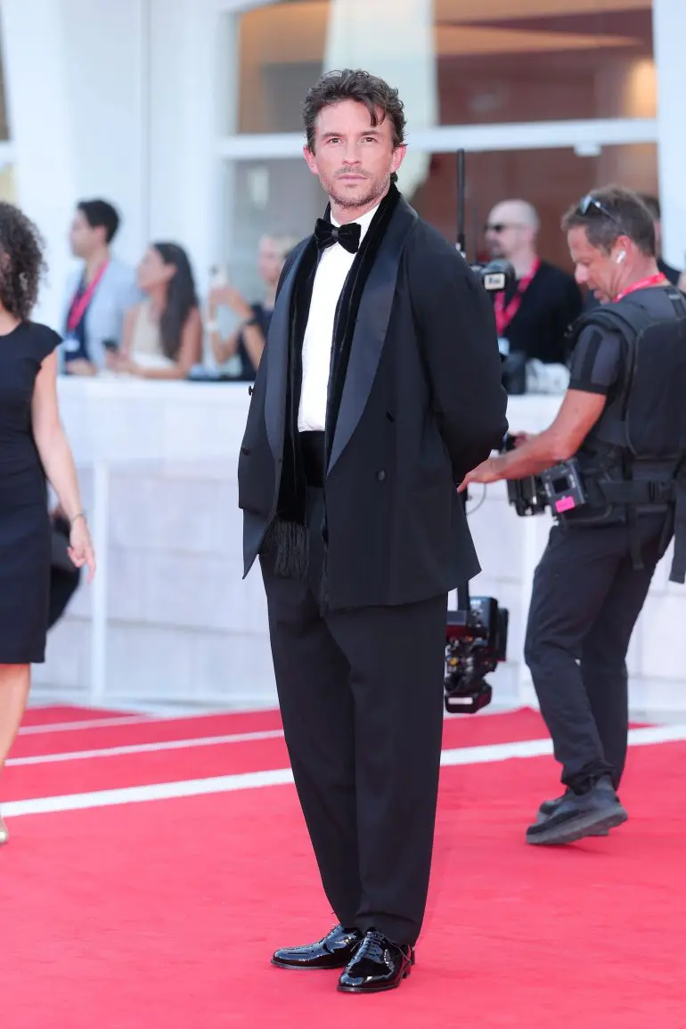Jonathan Bailey in Giorgio Armani