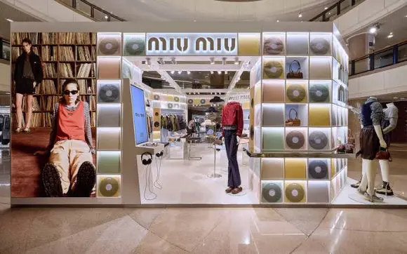 Miu Miu deschide magazine pop-up „Vinyl Club” în Asia și la Paris