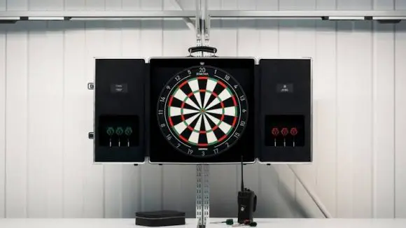 RIMOWA lansează Dartboard Case în valoare de 5.500 de dolari