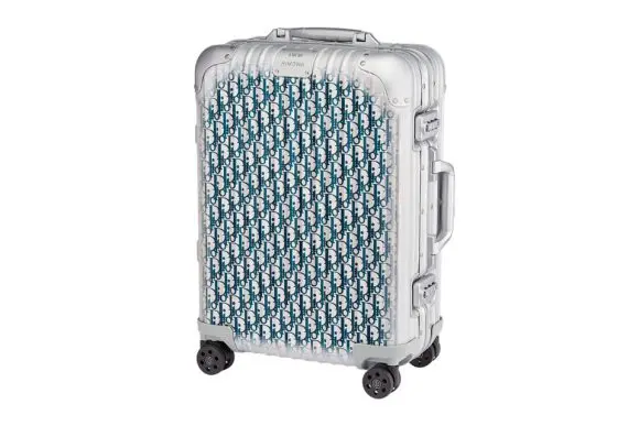 Dior și RIMOWA relansează valiza lor emblematică din aluminiu
