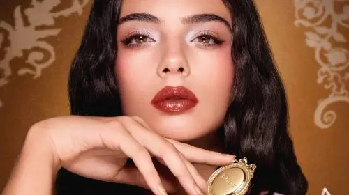 Dior lansează un balsam de buze care se transformă într-un accesoriu pentru telefon