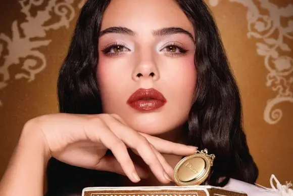 Dior lansează un balsam de buze care se transformă într-un accesoriu pentru telefon