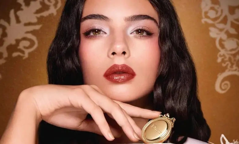 Dior lansează un balsam de buze care se transformă într-un accesoriu pentru telefon