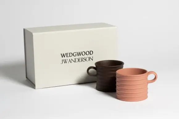 JW Anderson și Wedgwood lansează a doua colecție de căni din ceramică Jasperware