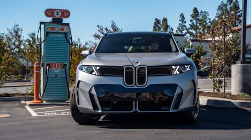BMW Group, IONNA și Alpitronic își unesc forțele pentru a demonstra încărcarea de mare putere: până la 460 kW pentru noul BMW iX5 60 xDrive