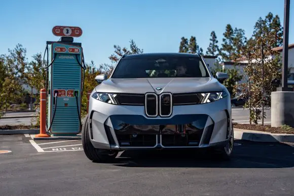 BMW Group, IONNA și Alpitronic își unesc forțele pentru a demonstra încărcarea de mare putere: până la 460 kW pentru noul BMW iX5 60 xDrive