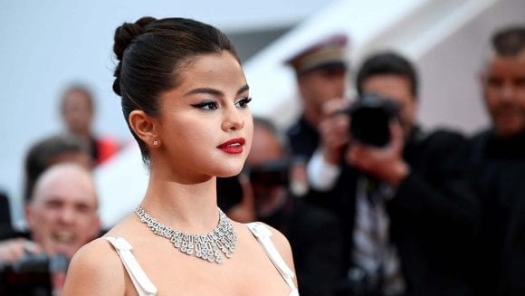 Selena Gomez se lansează în industria de beauty