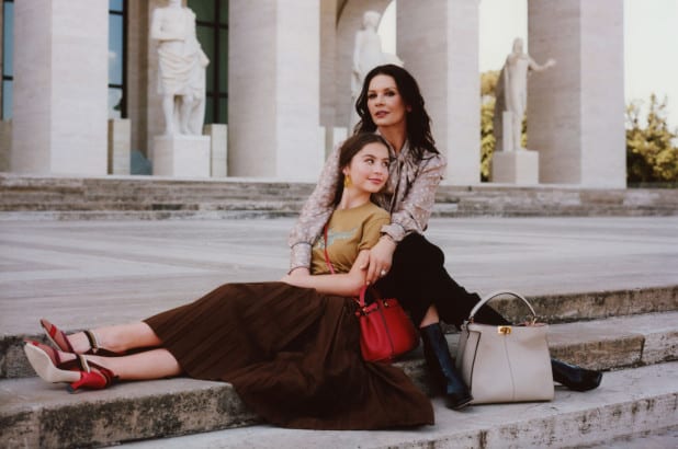 Catherine Zeta Jones și fiica sa, Carys, sunt vedetele campaniei pentru Peekaboo by Fendi