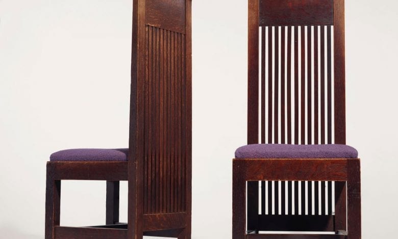 O pereche de scaune cu design Frank Lloyd Wright, scoase la licitație cu peste 200.000 de dolari
