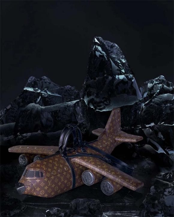 O geantă de mână Louis Vuitton care are forma unui avion se vinde cu suma de 39.000 de dolari