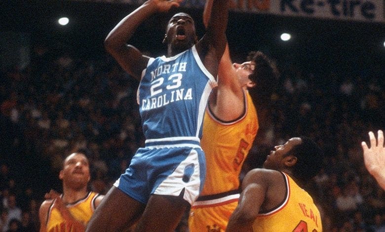 Un tricou purtat de Michael Jordan a fost vândut la licitație pentru 1,38 milioane de dolari
