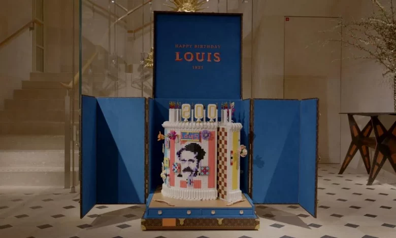 Louis Vuitton sărbătorește 200 de ani de la nașterea fondatorului său cu un tort Lego