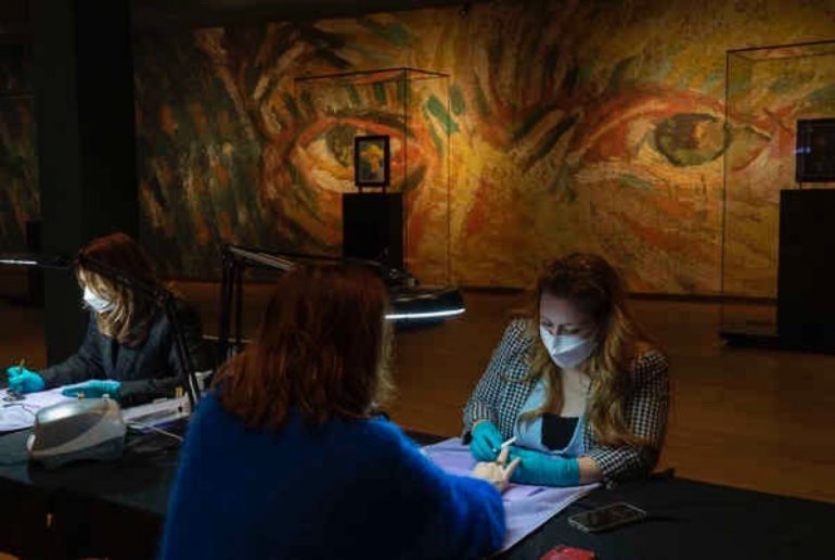 Muzeul Van Gogh se redeschide ca salon de frumusețe pentru a sfida regulile confuze ale COVID