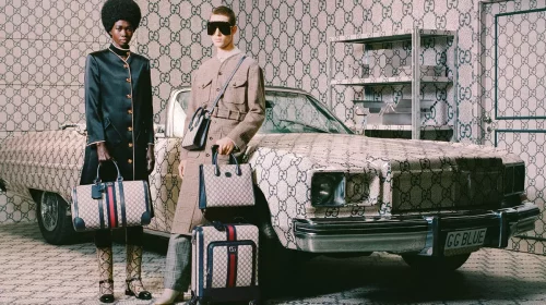 Gucci reintroduce monograma albastră în campania inspirată din anii ’70