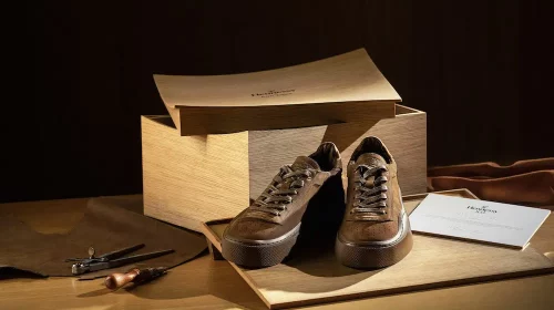 Kim Jones colaborează cu Hennessy pentru o colecție în ediție limitată