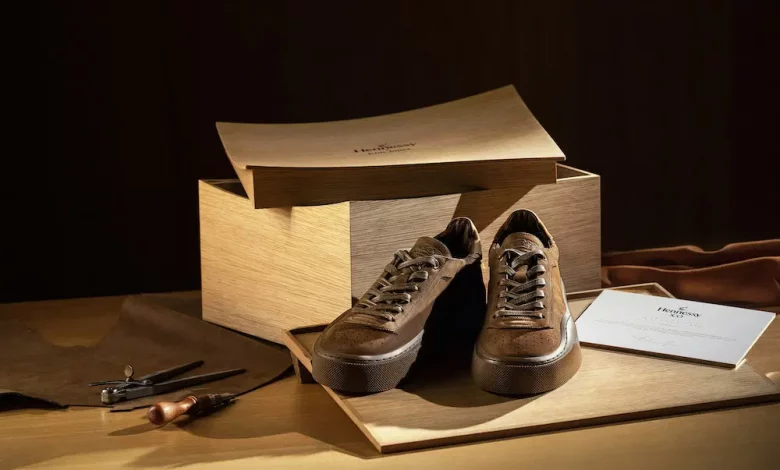 Kim Jones colaborează cu Hennessy pentru o colecție în ediție limitată