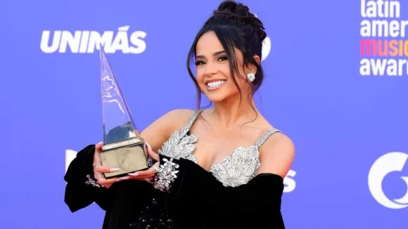 Becky G a strălucit la Latin American Music Awards într-o rochie Loulou The Brand