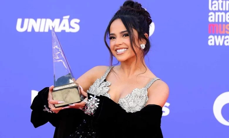 Becky G a strălucit la Latin American Music Awards într-o rochie Loulou The Brand