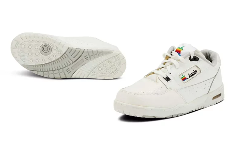 O pereche de adidași Apple au fost scoși la vânzare pentru 50.000 de dolari