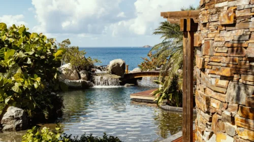 O vilă construită într-o stâncă se închiriază pentru 35.000 de dolari pe noapte