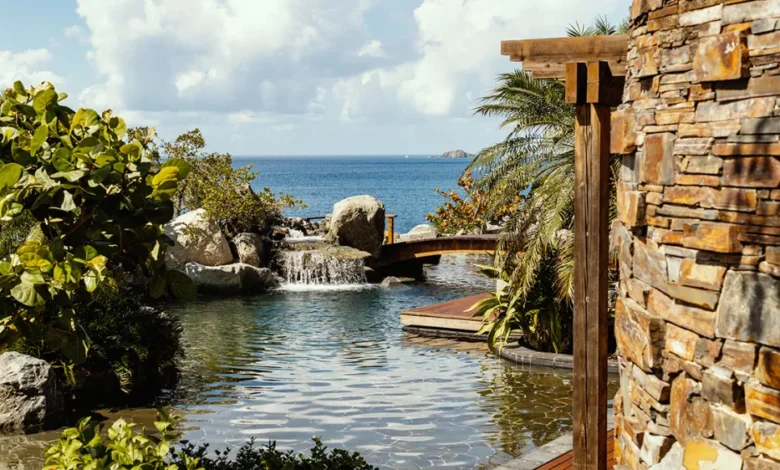 O vilă construită într-o stâncă se închiriază pentru 35.000 de dolari pe noapte