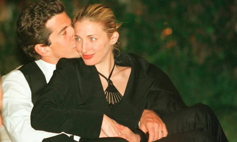 Sotheby’s va scoate la licitație piese din garderoba lui Carolyn Bessette-Kennedy