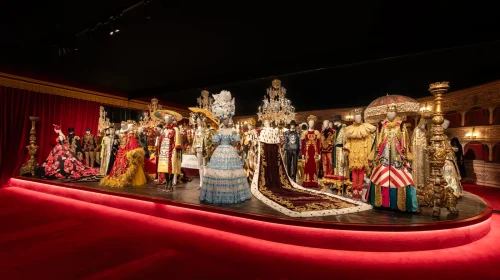 Expoziția Dolce & Gabbana Du Cœur à la Main se deschide la Paris