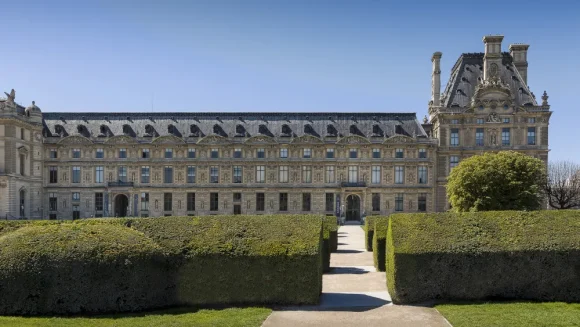Louis Vuitton va oferi o serie de burse studenților de la École du Louvre