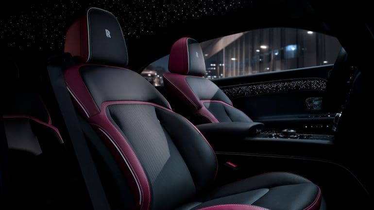 Rolls-Royce Black Badge Spectre oferă un iterior vibrant