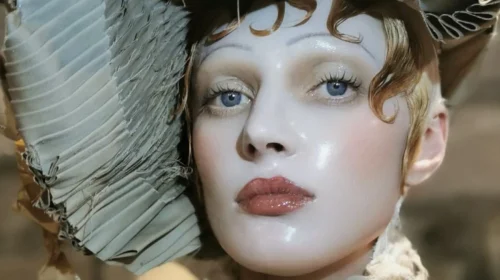 Pat McGrath lansează produsul cu care a creat tenul de porțelan pentru Maison Margiela