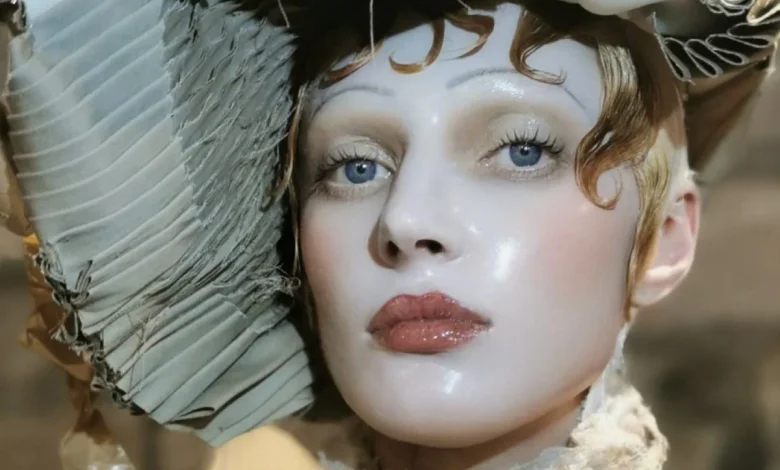 Pat McGrath lansează produsul cu care a creat tenul de porțelan pentru Maison Margiela