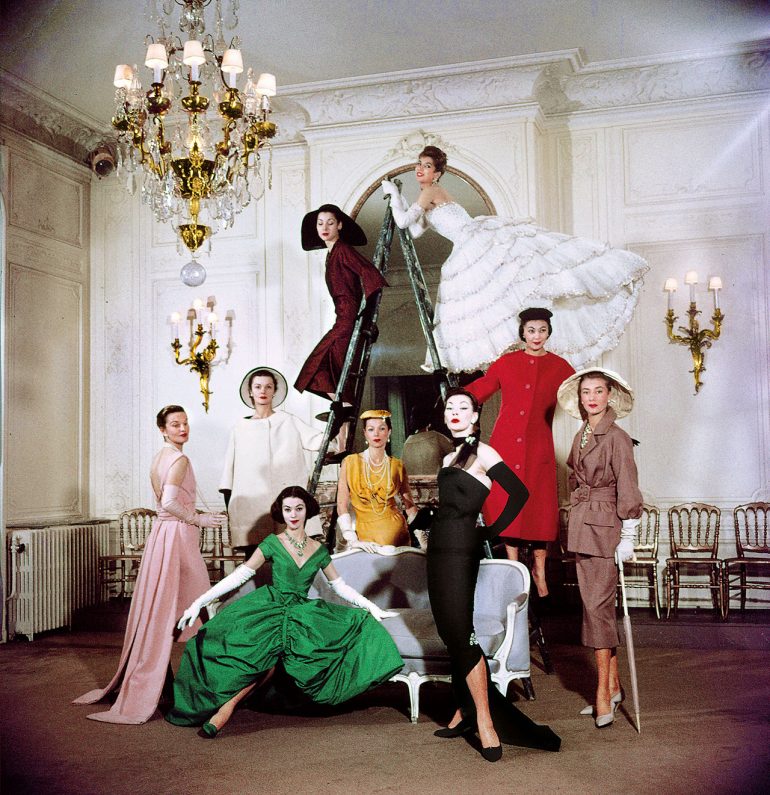 Modele pozând în atelierul Dior din Paris, 1957