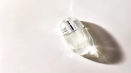 Makeup artista care a creat conceptul de „no makeup makeup” introduce parfumul „No Fragrance Fragrance”