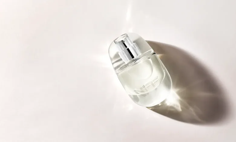 Makeup artista care a creat conceptul de „no makeup makeup” introduce parfumul „No Fragrance Fragrance”