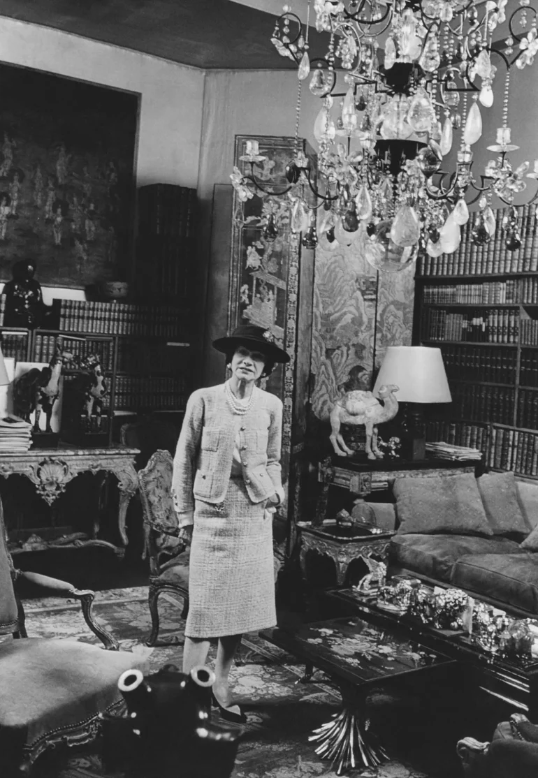 Coco Chanel în apartamentul său de pe Rue Cambon, anii '50