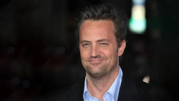 O serie de obiecte din colecția personală a actorului Matthew Perry vor fi scoase la licitație