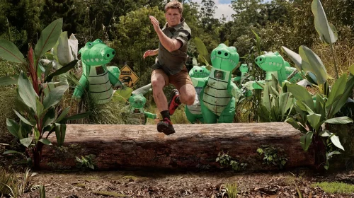 Robert Irwin versus 100 de crocodili în noua campanie Columbia Sportswear