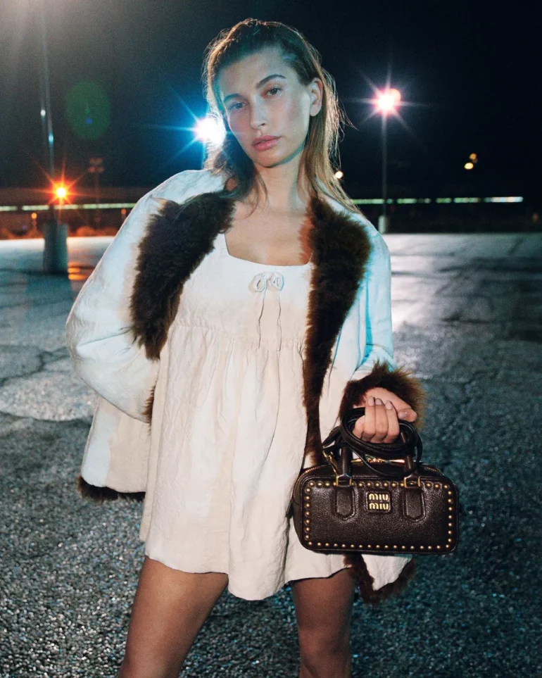 Hailey Bieber Miu Miu toamnă 2026 